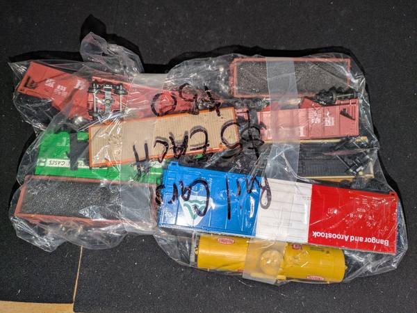 10 HO gauge train rail cars 1