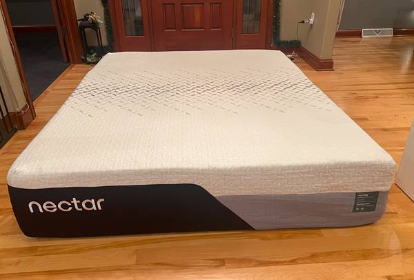 LIKE NEW! Nectar Premier Memory Foam Queen Mattress - Pristine! 1