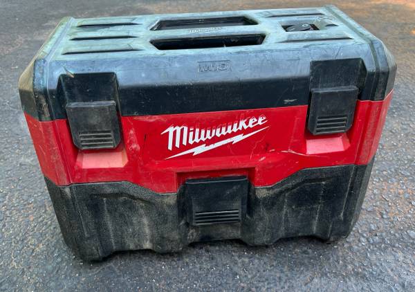 Milwaukee M18 Wet/Dry Vac 1