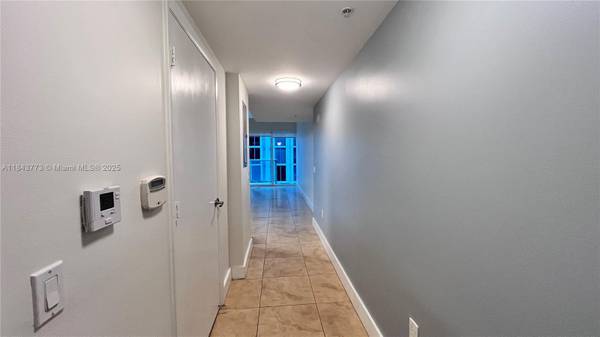 $2,750 / 1br - 987ft2 - Spacious 2-Story Loft Steps from Everything! (Brickell on the River- Brickell)64001848098689124