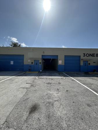 600 sqft2 Warehouse Self Storage not an auto dealer bay 1
