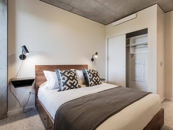 $2,299 / 2br - 1126ft2 - Oportunidad Única: Vida de Lujo de 2 Dormitorios/1 Baño con Terraza en la Azotea, Primero (Sullivans Gulch)63831252481537120