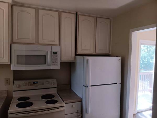 $1,250 / 400ft2 - Lovely Studio Cottage in Placerville   (Pleasant Valley Road) (Placerville)64043839381763122