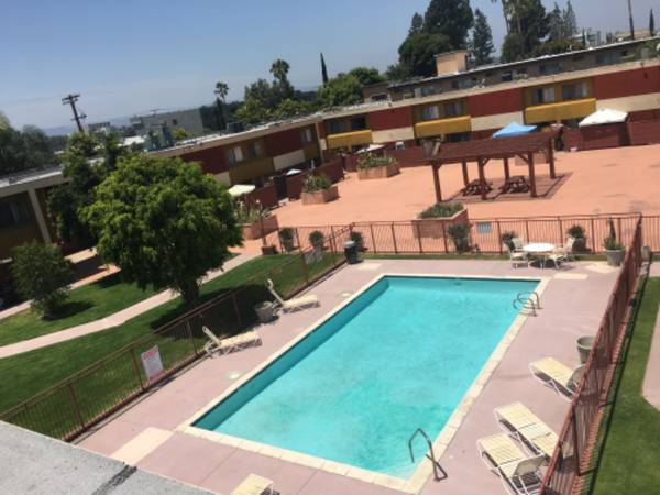 $2495.00 / 2br - 1000ft2 - Adosado renovado de 2 habitaciones y 2.5 baños; 2 plazas de aparcamiento; aire acondicionado y calefacción central63857624454785121