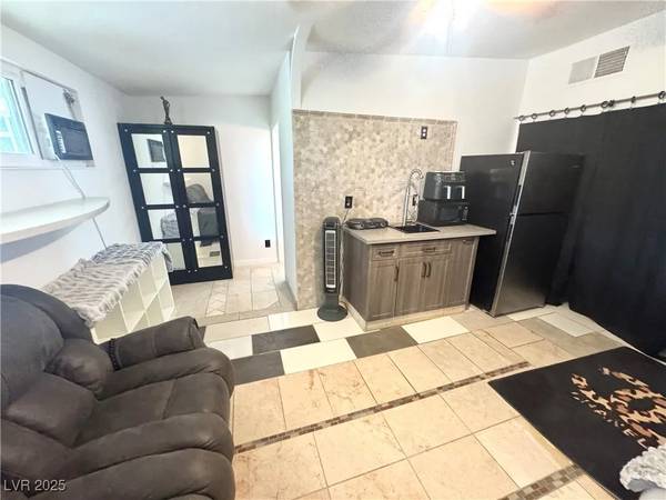 $650 / 1br - Fully furnished studio with all utilities included available now!63859497032323121