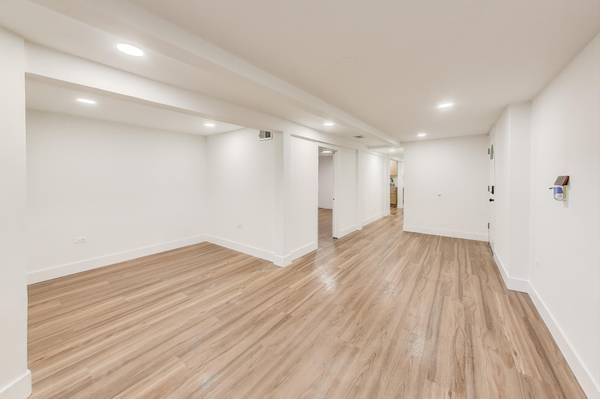 $2,450 / 2br - LOGAN SQUARE! NEWLY REMODELED 2BR+DEN/OFFICE, W/D IN UNIT, CENTRAL AIR (Logan Square - 2704 N. Sacramento, G)63781279527043124