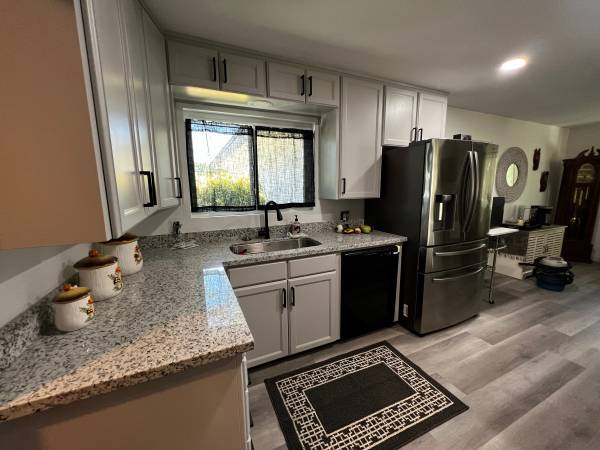 $835 / 1br - Habitación completamente amueblada, todos los servicios incluidos (Visalia)63809864675841121