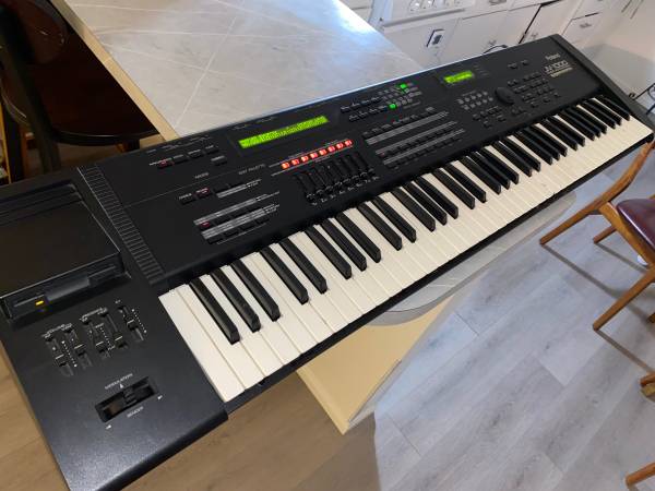 Vintage Roland JV1000 Synth 1