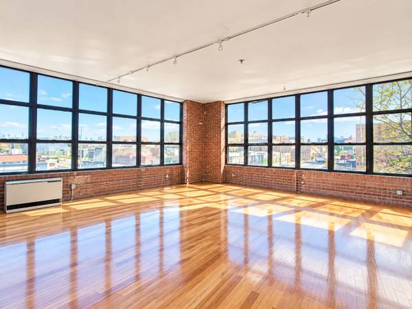 LARGE COMMERCIAL CORNER LOFT SPACE WITH PRIVATE BATHROOM IN PRIME LOCATION 1