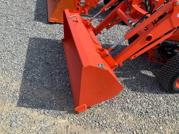 Kubota B2301 - 4x4 con cargador y cortacésped inferior - $16,900 (Vincent)63440349811713121