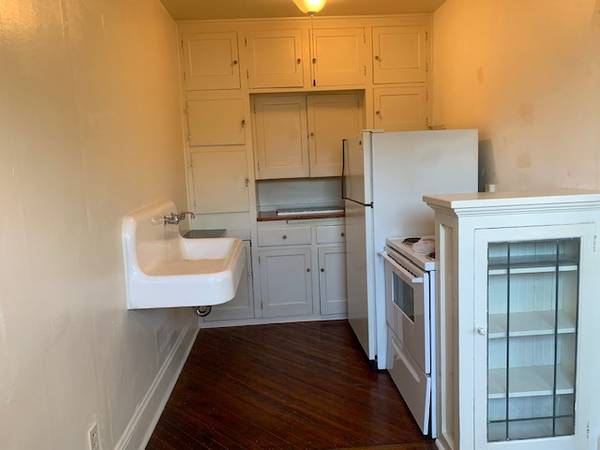 $1,175 / 475ft2 - Top Floor-Studio in Historical building - view to the east (Nob Hill and trendy NW 23rd)63999452169987123