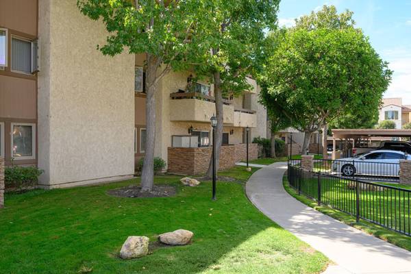$2,330 / 1br - 625ft2 - Countertops - Granite, Courtyard with Park-like Settings63800474305409122