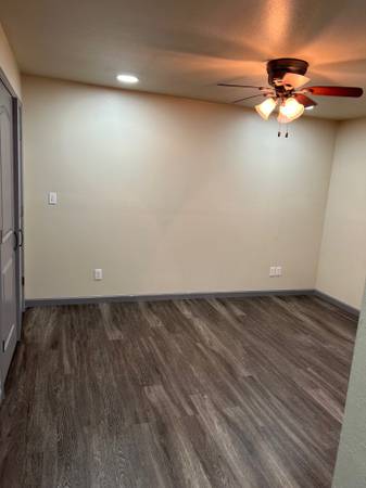 $700 / 1br - 1 Bedroom 1 Bath Next to Rec Center (Carbondale)63688333346177124