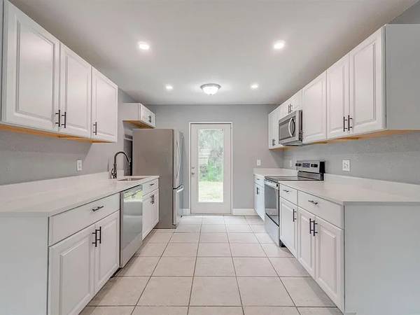 $2400.00 / 3br - 1250ft2 - Stylish 3 Bed, 2 Bath Unit in Stuart, FL - Available 8/28 - $240063799909501955122