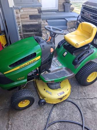 John Deere LA100 Riding Mower 1