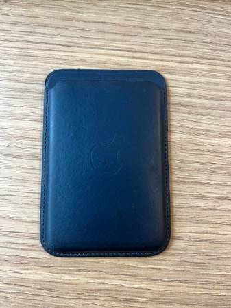 Apple Wallet - Midnight (MagSafe w/ Find My) - $25 (Manhattan)63471466246785120