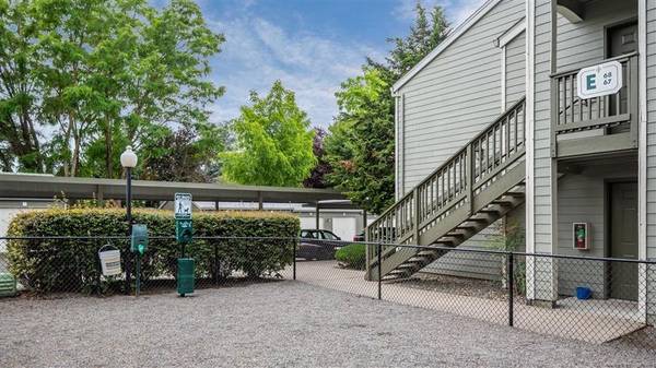 $2,025 / 3br - 1150ft2 - Delightful 3 bed / 2 bath in Fairview. 1150 Sq Ft. Great value! (Fairview)63841709285123123
