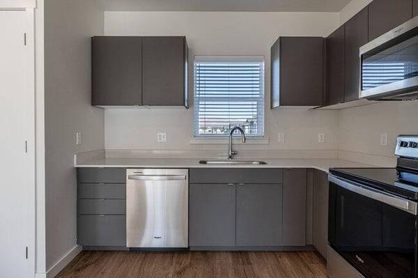 $1,915 / 2br - 906ft2 - Encimeras de cuarzo, microondas, techos de 9', electrodomésticos de acero inoxidable (Wenatchee)63851170080129124