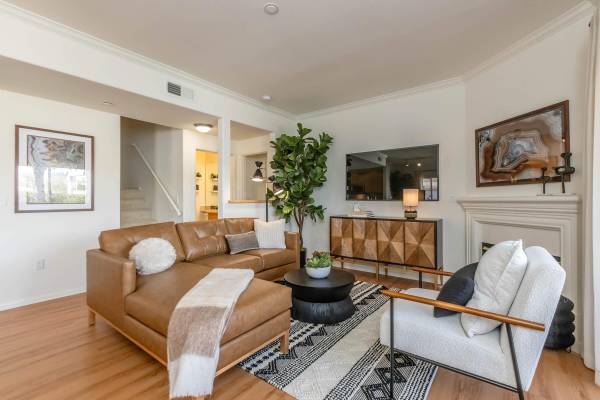 $3,139 / 3br - 1344ft2 - 🌕 Full Moon, Full Space—3BR Magic Awaits w/ Jessica Thornton! (17621 W. Pauline Ct., Canyon Country, CA)64035739628931122