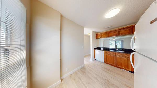 $2,600 / 3br - Spectacular lake view From Stunning 3 bed Townhome ~ Fenced backyard (West Palm Beach - 33415*)63825470684673121