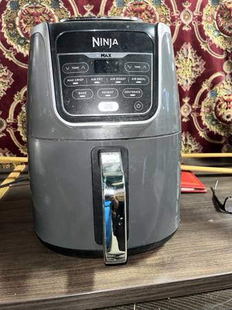 Ninja 5.5-Quart Air Fryer Max XL, AF161 in Black and Silver 1