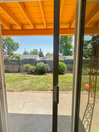 $1,300 / 2br - 725ft2 - Special- 2 bedroom 1 bathroom downstairs apartment with A/C (salem)63660394308099122