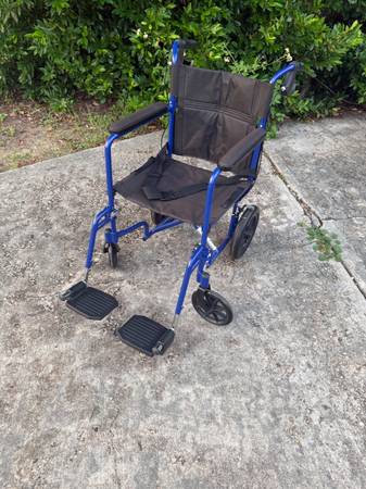 MEDLINE COMFORTABLE FOLDING WHEELCHAIR EXCELLENT CONDITION 1