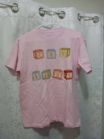 Todos originales, nuevos de Melanie Martinez.  
De 10 a 14 dólares cada uno.  
Talla de la camiseta - 10 dólares (Jamaica)63471463464193121