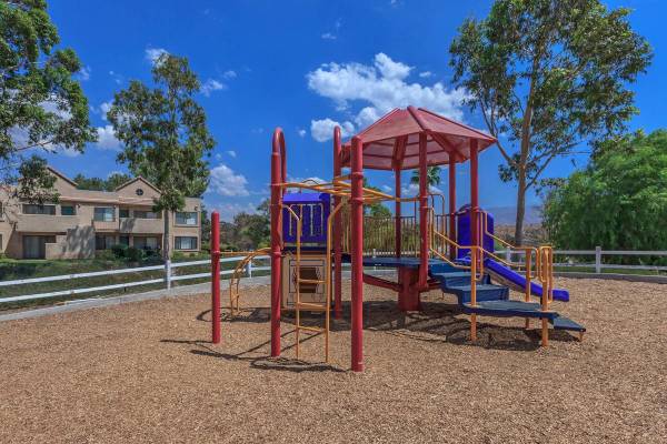 $2,399 / 2br - 836ft2 - 2 bedroom, Oak Cabinets, Top Quality Whirlpool Appliances (Santa Clarita)63812199011457124