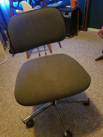 Small rolling office chair 1