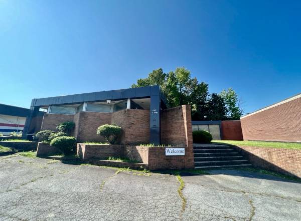 $3,000 / 3500ft2 - Office Building fir Lease (Greensboro)64027275638274121