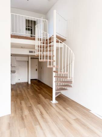 $2,030 / 1br - Techo Alto y Amplio Departamento de 1 Dormitorio + Ático en Koreatown (Koreatown)63662653670017120