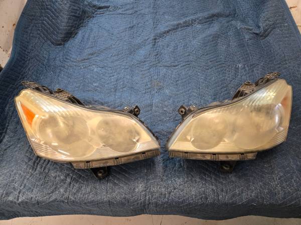 2009-2012 Chevy Traverse Headlights 1