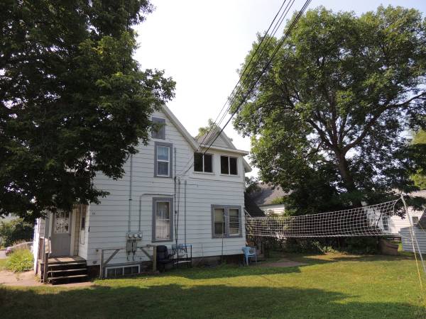 $440 / 2br - UWEC Neighborhood 712 Water Street Apt. B (Eau Claire, WI)63845960838403121