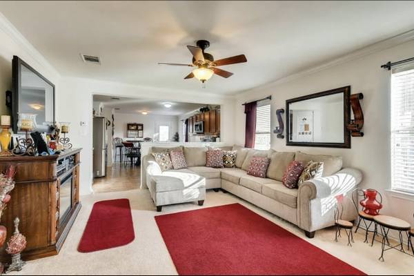 $700 / 3 habitaciones - Se necesita compañero de cuarto (Buda)63310765282305121