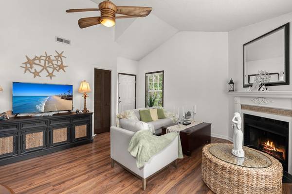 $204,000 / 2br - 926ft2 - 7921 Cricket Ct Unit 305 E (North Charleston)64016104958339123