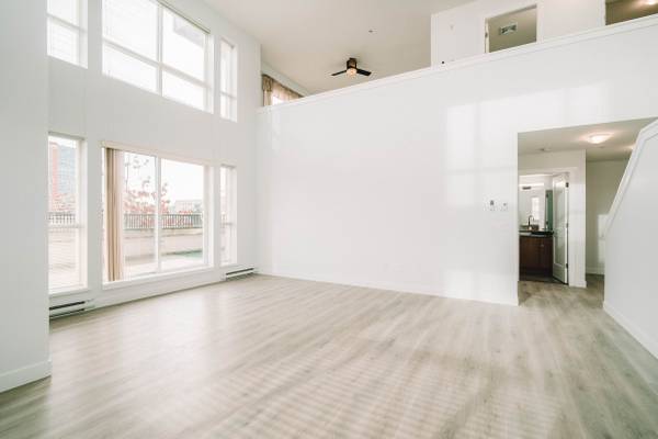 Beautiful Penthouse Loft (15ft Ceilings), 2Bed+Den 2