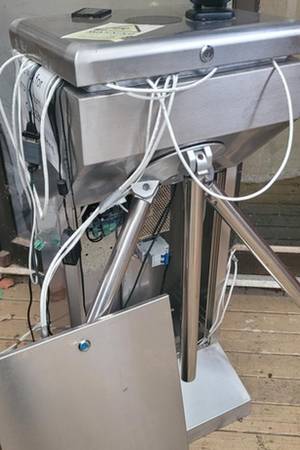 TURNSTILE SECURITY GATE WITH CARD READER 1