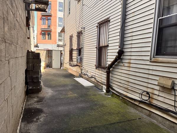 $400 / 380ft2 - $400  extra long gated parking spot (Greenpoint)63945498777603120