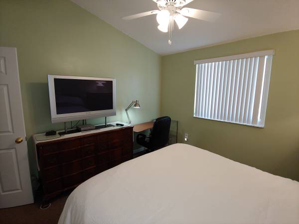 $950 / 215ft2 - $950 Fully-Furnished Private Bedroom in Clean, Upscale Townhome (Plantation/Sunrise)64001848475905123