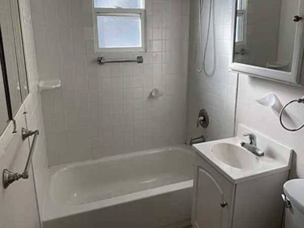 $910 / 1br - Sunny Space One Bedroom Apartment Near Downtown (oakland lake merritt / grand)63888991162753122