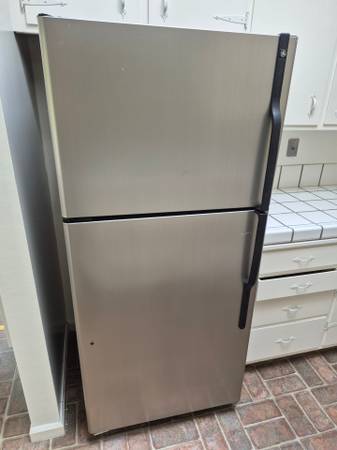 FLASH SALE!!! GE 18 cubic ft Refrigerator 30x32x66 1