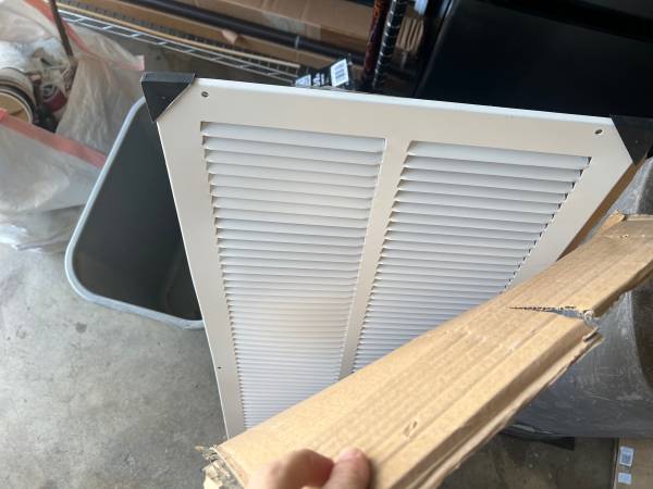 Cubierta de registro de retorno de aire blanca de metal 14x30 - $9 (West Hills)63471472535811120