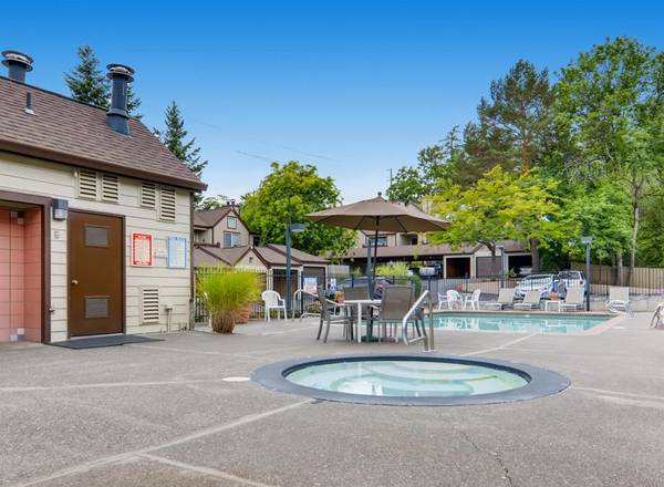 $1,550 / 1br - 3 MONTHS UTILS INCLUDED - Private Patio, Near Both Ski Slopes/ Beach (Beaverton)64039056011523121