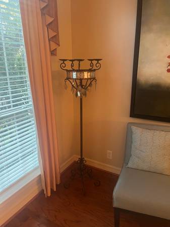 Chandelier pedestal 1