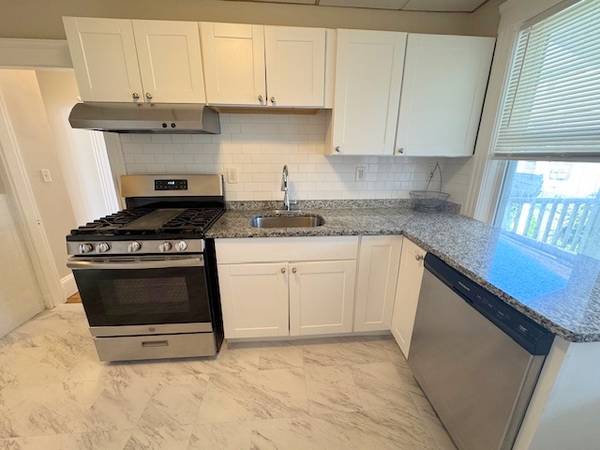 $2,200 / 2br - Large 2Bed Includes Parking, Private Laundry, Updated Kitchen, HWF (Everett)63996692978690121