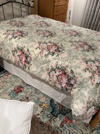 Edredón de tamaño completo con patrón floral doble faz - $35 (Burbank)63471471776771120