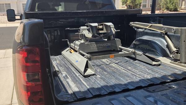 B & W 5th Wheel Hitch 1