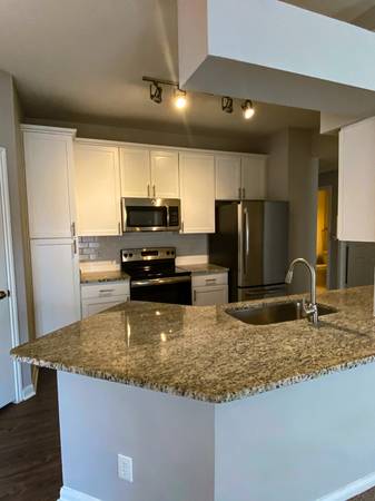 $1,300 / 1br - Great Location! Look & Lease Special (Sugar Land)63924170655619123