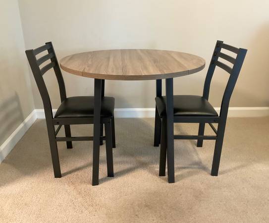 Three piece Dinette Set, Dropleaf Table.  Like new condition! 1
